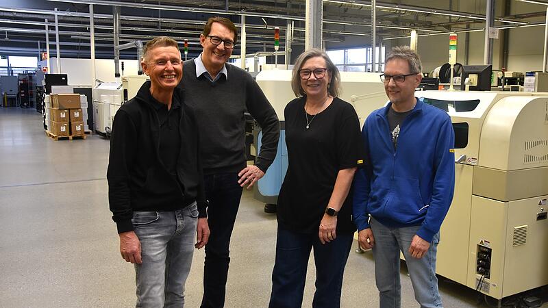 Gesch&auml;ftsf&uuml;hrer Hans Hofmann (2.v.l.) neben Fertigungsleiter Stefan Blank, der wie Karin H&uuml;hnlein und Roman Lorenz f&uuml;r zwanzigj&auml;hrige Treue bei ASSDEV in Forchheim geehrt wurde.