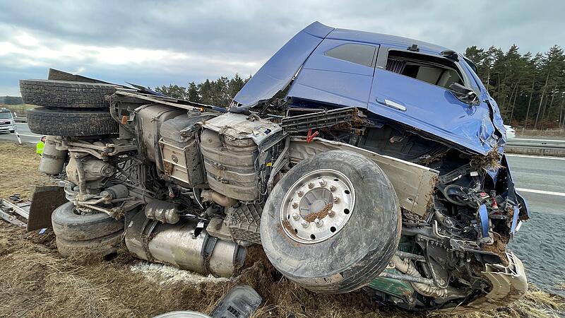 Nach Auffahrt auf Warenanhänger: Lastwagen von der Autobahn abgekommen und umgekippt Nach Auffahrt auf Warenanhänger: Lastwagen von der Autobahn abgekommen und umgekippt