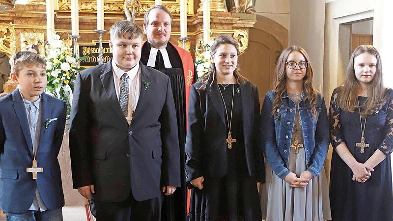 Zur ersten Konfirmandengruppe aus Wei&szlig;enbrunn z&auml;hlten Fiona H&uuml;hnlein, Michel Huth, Nora K&ouml;ber, Maria Patzelt sowie Felix Wohlrath.