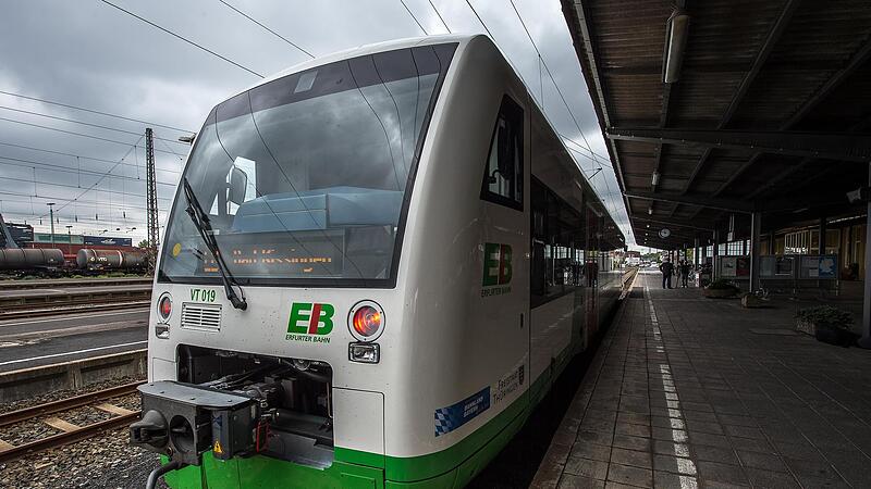 Die Lokführergewerkschaft GDL hat einen Streik am 7. und 8. März angekündigt. Davon sind aber nur Kunden und Kundinnen der Deutschen Bahn betroffen, private Unternehmen wie die Erfurter Bahn fahren nach dem gewohnten Fahrplan. Die Lokführergewerkschaft GDL hat einen Streik am 7. und 8. März angekündigt. Davon sind aber nur Kunden und Kundinnen der Deutschen Bahn betroffen, private Unternehmen wie die Erfurter Bahn fahren nach dem gewohnten Fahrplan.