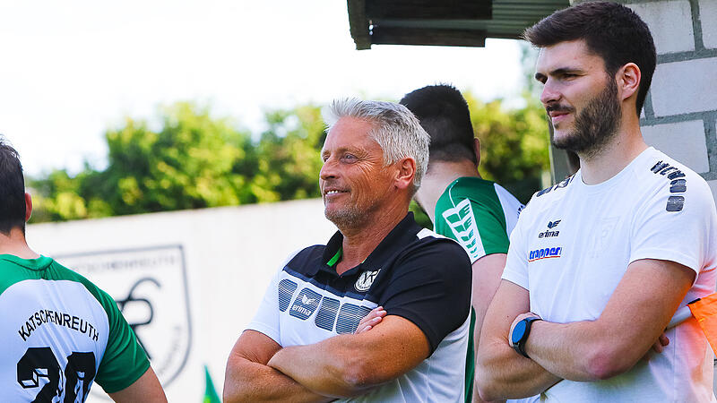 Der VfR Katschenreuth II feiert die Meisterschaft in der Kreisklasse 4 Kulmbach und den Aufstieg in die Kreisliga.Der VfR Katschenreuth II feiert die Meisterschaft in der Kreisklasse Kulmbach