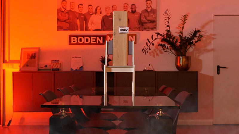 Bodo, die fr&ouml;hliche Bodenlatte, sucht mit dem Rap-Song &bdquo;Lattenkumpel&ldquo; nach neuen Kollegen.