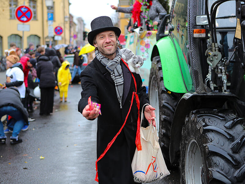 FaschingszugTausende Besucher beim gro&szlig;en Faschingsumzug in Bamberg