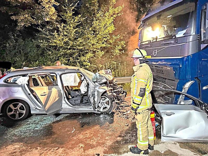 Der Autofahrer wurde in seinem Wagen eingeklemmt. Feuerwehr Lichtenfels Der Autofahrer wurde in seinem Wagen eingeklemmt. Feuerwehr Lichtenfels