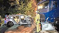 Der Autofahrer wurde in seinem Wagen eingeklemmt. Feuerwehr Lichtenfels Der Autofahrer wurde in seinem Wagen eingeklemmt. Feuerwehr Lichtenfels