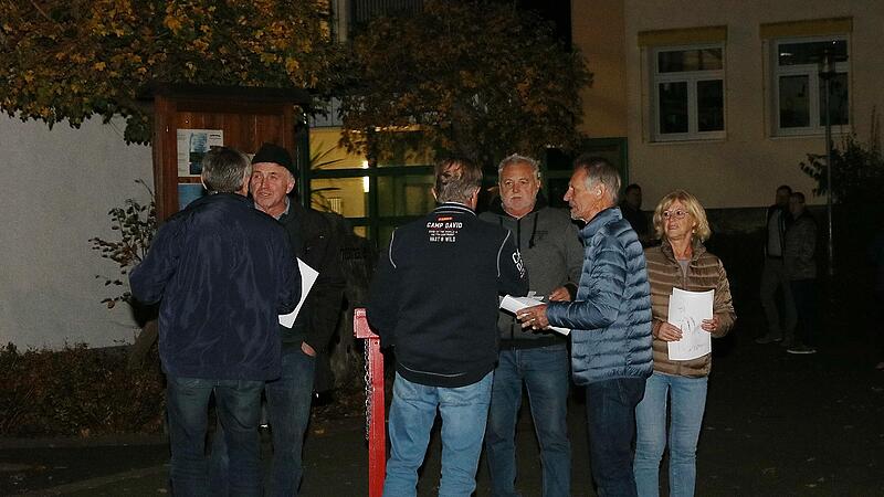Flugbl&auml;tter gegen Windr&auml;der in ihrer Wohnn&auml;he haben Rugendorfer B&uuml;rger am Dienstagabend vor der Wei&szlig;enbrunner Le&szlig;bachtalhalle an die Teilnehmer einer Infoveranstaltung verteilt.