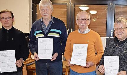 Die für langjährige Zugehörigkeit geehrten Mitglieder. Die für langjährige Zugehörigkeit geehrten Mitglieder.