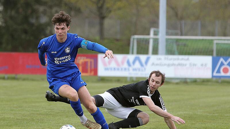 Der TSV Hirschaid um Niklas Wiemann (l.) hat das Kreisliga-Derby am Ostersamstag beim ASV Sassanfahrt um  Thomas Schreiner mit 3:0 gewonnen und damit den Spitzenplatz erfolgreich verteidigt.