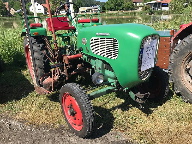 1000 Jahre Ailsbach: Die Oldtimer gl&auml;nzten und tuckerten um die Wette