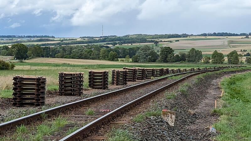 An den Gleisen bei Wiesenfeld liegen schon die Stapel neuer Schwellen bereit, die hier bis zum Ende der Sommerferien eingebaut werden sollen.