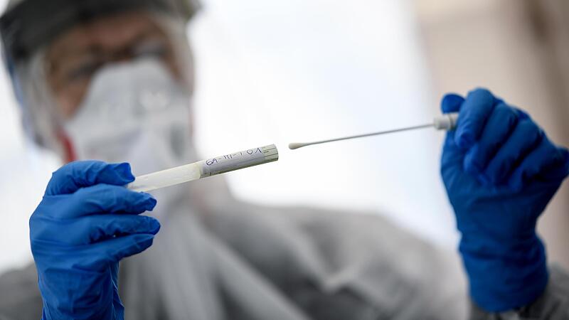 Zwei Omikron-Fälle im Kreis Forchheim: Ein Paar ist positiv auf die Virusvariante getestet worden.Forchheim & Fränkische Schweiz