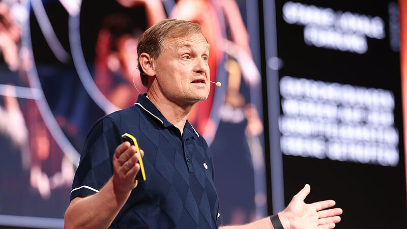 Björn Gulden, Vorstandsvorsitzender des Sportartikelherstellers Adidas AG, spricht während der Hauptversammlung des Unternehmens in Fürth.
