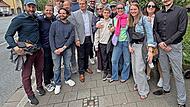 Aus den USA angereist, um die Stadt ihrer Vorfahren zu sehen: Zum Gruppenfoto mit Kulmbachs Oberb&uuml;rgermeister Ralf Hartnack versammeln sich Angeh&ouml;rige der Familie Strauss vor dem Stolperstein f&uuml;r Karl Strauss in der Kronacher Stra&szlig;e 3.