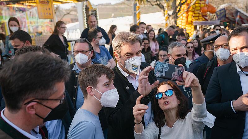 Neue Freiheit: Der bayerische Ministerpräsident Markus Söder (Mitte) lässt sich mit Besuchern des Würzburger Frühlingsvolksfestes fotografieren. In der Nacht auf Sonntag laufen auch in Bayern die allermeisten Corona-Beschränkungen aus. Neue Freiheit: Der bayerische Ministerpräsident Markus Söder (Mitte) lässt sich mit Besuchern des Würzburger Frühlingsvolksfestes fotografieren. In der Nacht auf Sonntag laufen auch in Bayern die allermeisten Corona-Beschränkungen aus.
