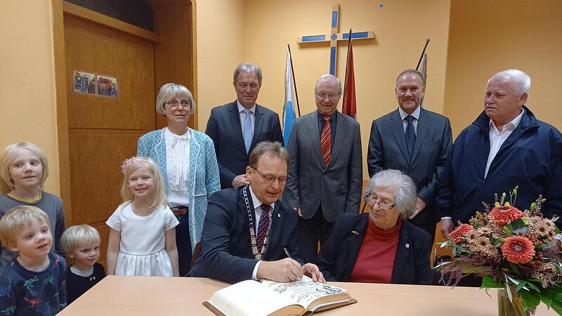 Bürgermeister Bernd Rebhan zeichnete Helga Mück mit der Ehrenmedaille des Marktes Küps aus. Bürgermeister Bernd Rebhan zeichnete Helga Mück mit der Ehrenmedaille des Marktes Küps aus.