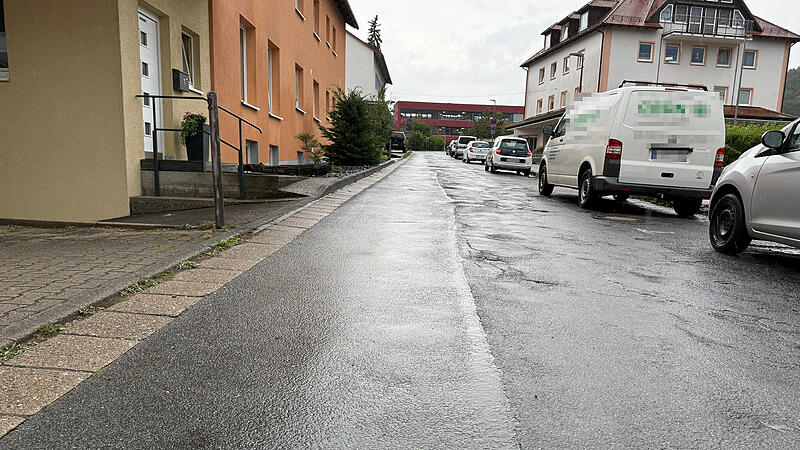 Die Schulstra&szlig;e in Richtung Schule. Hier wird sich an der Verkehrsplanung bald einiges &auml;ndern.