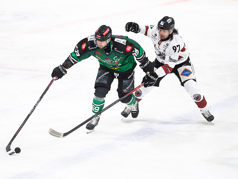 Martin Vojcak (links) und die Alligatoren schnupperten in Passau am Sieg. schnappte René Röthke den Black Hawks aber den Zusatzpunkt.