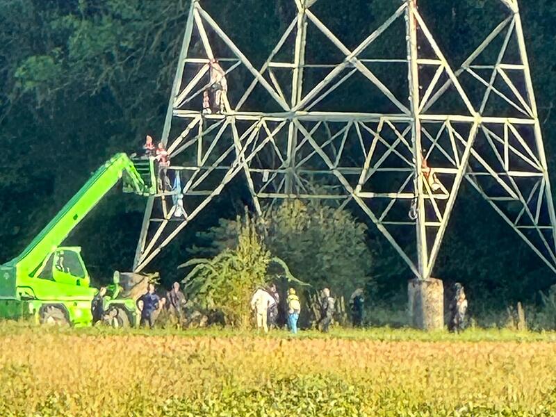 Mit einem Hubwagen der Sprengfirma wurde der Pro-Atom-Aktivist Andreas Fichtner nach gut eineinhalb Stunden von dem Strommast nahe dem Kernkraftwerk heruntergeholt.