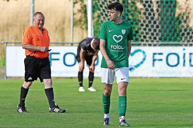 Schiedsrichter Günther Heisinger notiert den Torschützen - Ben Beranek hatte er da schon zweimal auf dem Block stehen – Hattrick innerhalb von 15 Minuten.