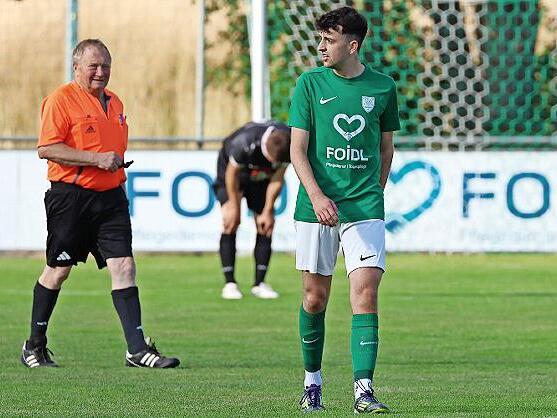 Schiedsrichter Günther Heisinger notiert den Torschützen - Ben Beranek hatte er da schon zweimal auf dem Block stehen – Hattrick innerhalb von 15 Minuten.