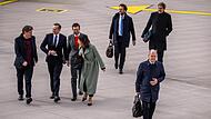 Bundeskanzler Olaf Scholz (vorne) und die Minister (von links) Robert Habeck, Volker Wissing, Marco Buschmann und Annalena Baerbock am Flughafen Berlin-Brandenburg auf dem Weg zu den Regierungskonsultationen in Rotterdam.