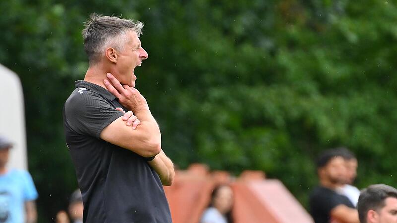 Neunkirchens Trainer Joachim Müller –  hier beim Spiel gegen Vatan Spor Nürnberg – und seine Mannschaft sind zwei Spieltage vor Saisonende abgestiegen.Forchheim & Fränkische Schweiz