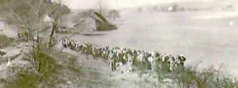 Frauen des KZ-Außenlagers Neustadt auf ihrem Marsch durch den Frankenwald. Der Leiter des Marsches mit rund 400 Zwangsarbeiterinnen im Neustadter Siemens-Werk machte dieses Foto, dessen Standort ungewiss ist. Beim Vortrag in Wallenfels meinte eine der Zuhörerinnen, dass es sich um den Bereich Knellendorf mit Glosberg im Hintergrund handeln könnte. Frauen des KZ-Außenlagers Neustadt auf ihrem Marsch durch den Frankenwald. Der Leiter des Marsches mit rund 400 Zwangsarbeiterinnen im Neustadter Siemens-Werk machte dieses Foto, dessen Standort ungewiss ist. Beim Vortrag in Wallenfels meinte eine der Zuhörerinnen, dass es sich um den Bereich Knellendorf mit Glosberg im Hintergrund handeln könnte.