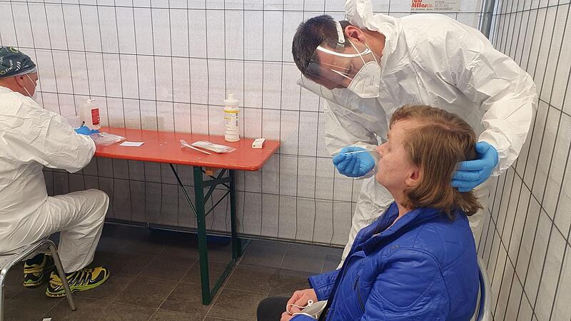 Soldat Thomas Schletz nimmt bei Evelyn Bergmann aus Wirsberg einen Nasenabstrich vor.