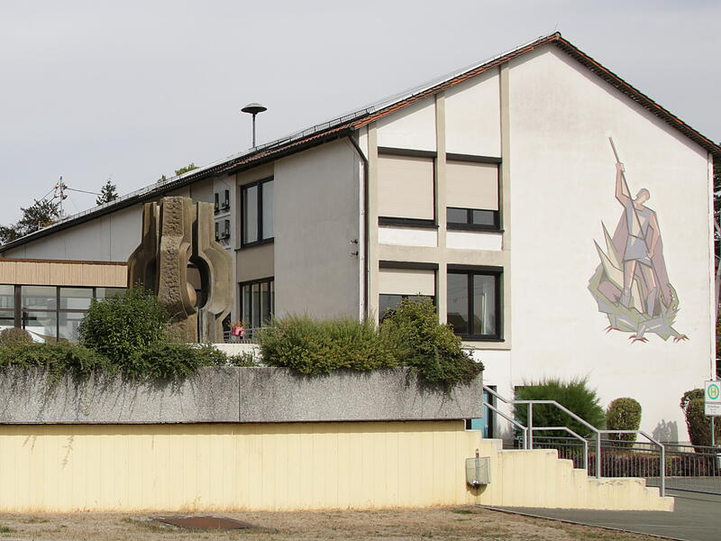 Das Stadtsteinacher Schulgebäude mit dem Heiligen Georg an der Giebelseite des Horts muss saniert werden. Die Vorplanungen sind in den letzten Zügen.