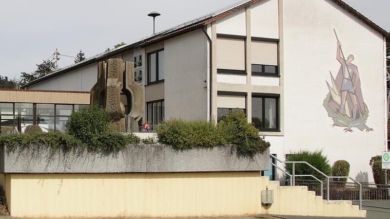 Das Stadtsteinacher Schulgebäude mit dem Heiligen Georg an der Giebelseite des Horts muss saniert werden. Die Vorplanungen sind in den letzten Zügen.