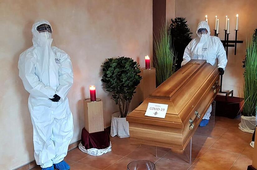 Geschlossener Sarg, Covid-19-Hinweis, Bestatter in Vollmontur. „Ein würdevoller Abschied sieht anders aus“, findet der Höchstadter Bestattungsunternehmer Johannes Riegler.