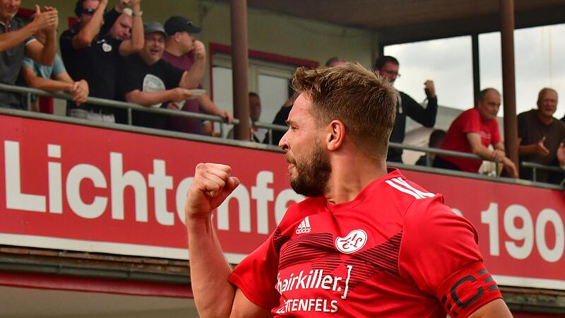 Der Lichtenfelser Lukasz Jankowiak, in Vertretung für den verletzten Tobias Zollnhofer derzeit auch Kapitän, lässt nach seinem Treffer zum 2:2 gegen Karlburg die Muskeln spielen.