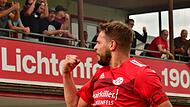 Der Lichtenfelser Lukasz Jankowiak, in Vertretung für den verletzten Tobias Zollnhofer derzeit auch Kapitän, lässt nach seinem Treffer zum 2:2 gegen Karlburg die Muskeln spielen.