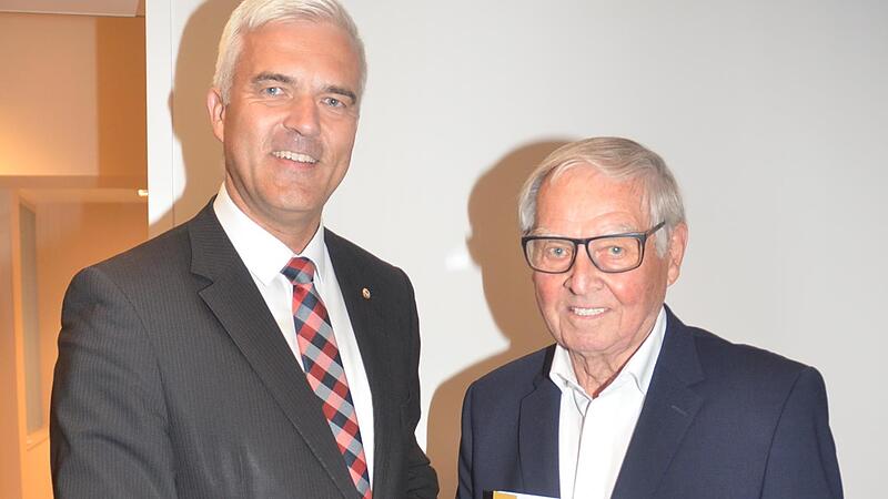 Ehrung von Frieder Apel mit der Ehrennadel in Gold mit Ehrenurkunde der Stadt Ludwigsstadt durch Bürgermeister Timo Ehrhardt (links).