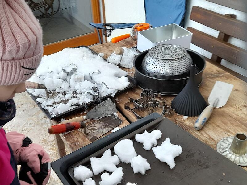 &bdquo;Neben Schlittenfahren und Schneemannbauen habe ich jetzt mit meiner Enkelin ein anderes Schneevergn&uuml;gen ausprobiert: Pl&auml;tzchen- und Gugelhupfformen f&uuml;llten wir mit Schnee und erhielten tolles wei&szlig;es Geb&auml;ck, das bei den zur Zeit schwankenden Au&szlig;entemperaturen nur beschr&auml;nkt haltbar ist.&ldquo;
