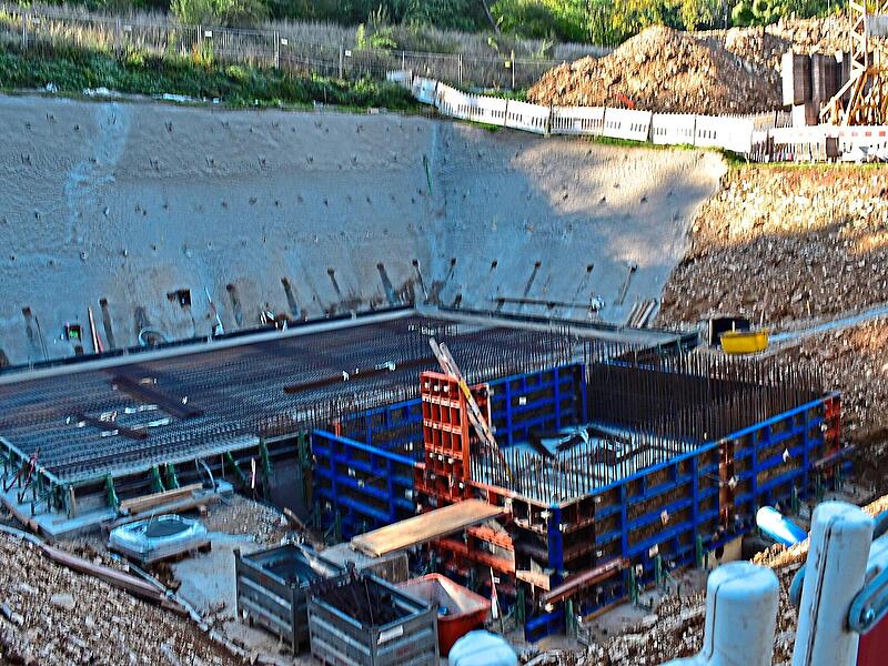 Die Arbeiten in der Baugrube des neuen Trinkwasserhochbehälters laufen. Die Arbeiten in der Baugrube des neuen Trinkwasserhochbehälters laufen.