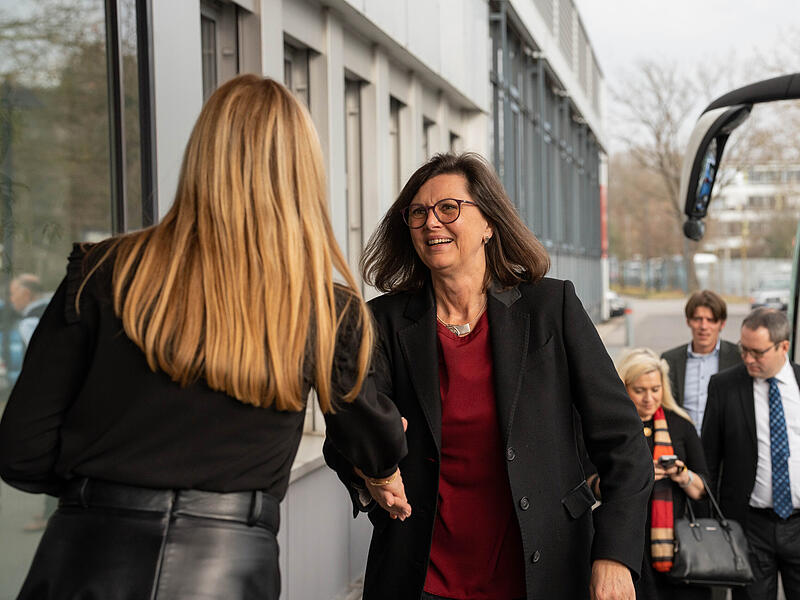 Ilse Aigner begrüßt mgo-Geschaftsführerin Eva-Maria Bauch. Im Hintergrund: Melanie Huml.