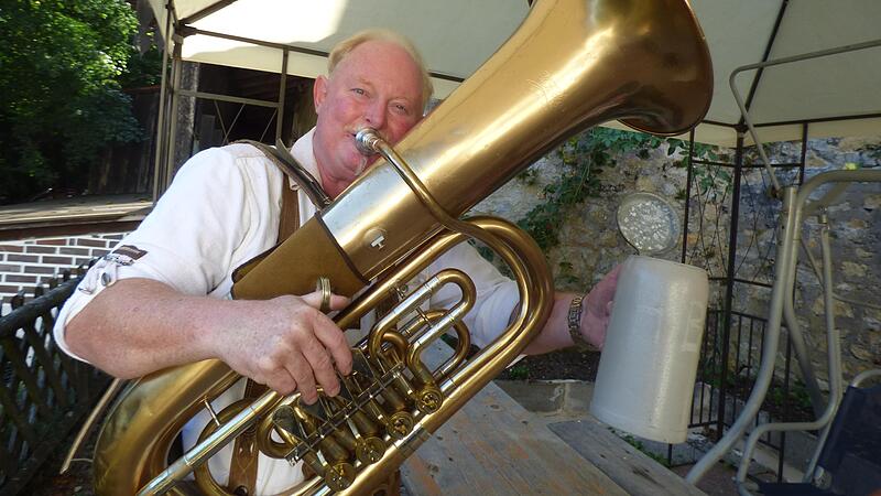 Thomas Braun spielt sich selbst ein St&auml;ndchen zum 60. Geburtstag.Forchheim & Fr&auml;nkische Schweiz