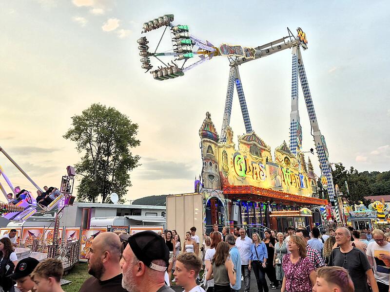 Freitag-Abend-Rundgang auf dem Kronacher FreischießenFreischießen 2025: Impressionen von der Bierprobe