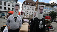 Mahnwache der Linken in Kulmbach Die Linke zelebrierte am Holzmarkt das Begräbnis des Sozialstaates und setzten sich Masken mit den Konterfeis von Bundeskanzler Friedrich Merz, Bayerns Ministerpräsident Markus Söder, CDU/CSU-Fraktionschef Jens Spahn und Bundesfinanzminister Lars Klingbeil auf.