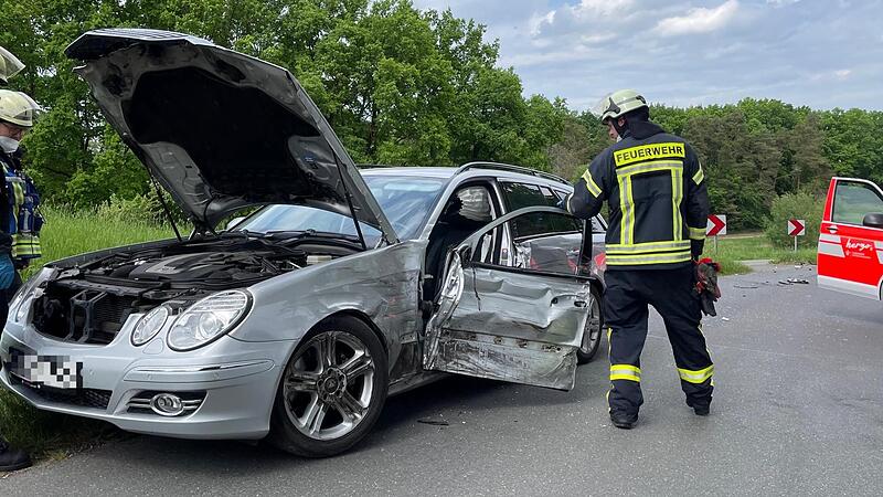 Der VW krachte gegen die linke Seite des Mercedes.