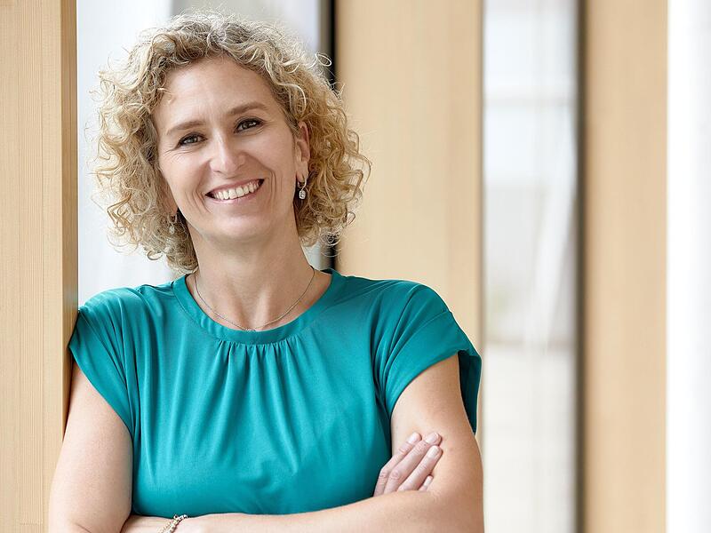 Die Haba-Familygroup in Bad Rodach (Landkreis Coburg) hat sich in der Führungsetage neu aufgestellt. Stefanie Frieß ist seit Juni 2023 für die Bereiche Vertrieb und Marketing verantwortlich.