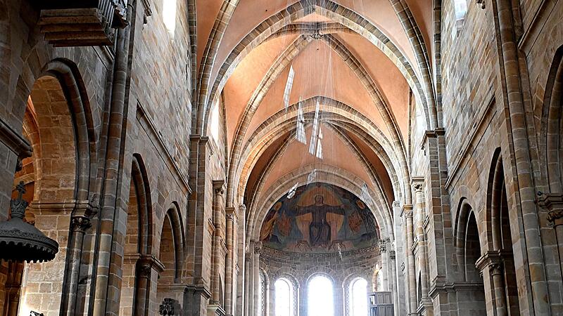 Die 60.000 F&auml;den im Gew&ouml;lbe oberhalb des Kaisergrabs sorgen f&uuml;r ganz neue Licht-Dimensionen im Dom.