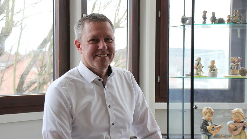 Interview Marco Steiner Marco Steiner neben dem Glaskasten mit Hummel-Figuren in seinem Büro im Rathaus von Rödental