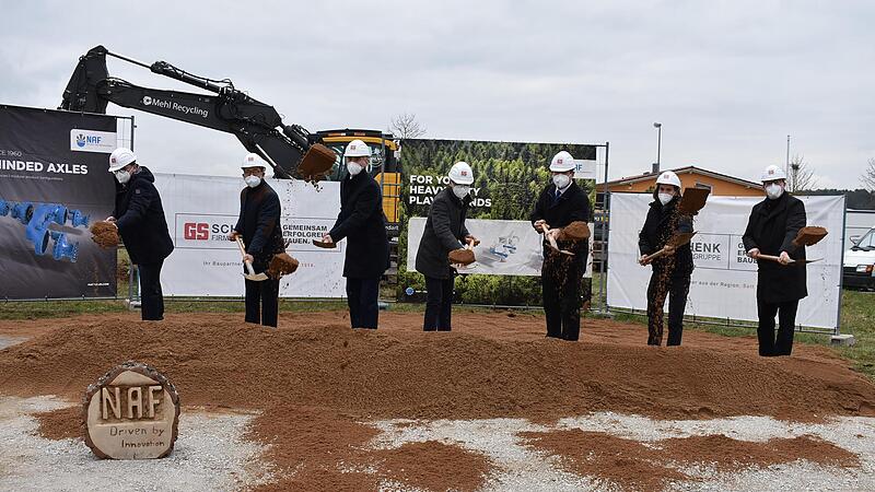 Erwin Urban (Vorstand), Norbert Knorren (Vorstand), Bernhard Schnabel (Vorstand), Ralf Sauer (Aufsichtsratsvorsitzender), Landrat Hermann Ulm, Andreas Eckert (Gesch&auml;ftsf&uuml;hrender Gesellschafter GS Schenk Baufirma) und B&uuml;rgermeister Martin Walz (v. l.) beim Spatenstich auf dem NAF-Gel&auml;ndeForchheim & Fr&auml;nkische Schweiz