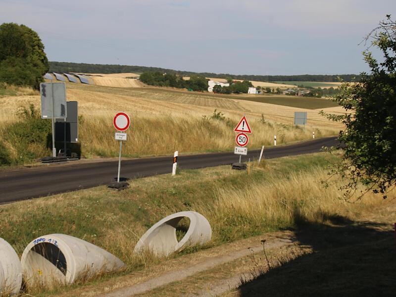 Zwischen der Kreuzkapelle und den Ramsthaler Aussiedlerh&ouml;fen soll eine 16 Hektar gro&szlig;e PV-Anlage entstehen. Aktuell wird die Staatsstra&szlig;e St 2290 dort ausgebaut.