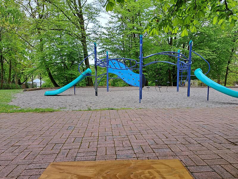Eine etwas ungew&ouml;hnlicher Bank findet sich am Spielplatz Hofgarten. Doch f&uuml;r die Kinder sicher perfekt!