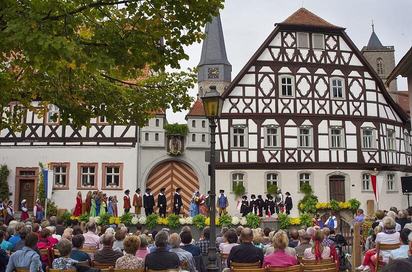 Vor der Kulisse des Heimatspielhaus-Ensembles am Anger in M&uuml;nnerstadt gibt es in diesem Jahr drei Auff&uuml;hrungen  von &bdquo;Die Schutzfrau von M&uuml;nnerstadt&ldquo;. Am 25. August sowie 1. und 8. September wird das St&uuml;ck gezeigt.