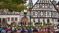 Vor der Kulisse des Heimatspielhaus-Ensembles am Anger in M&uuml;nnerstadt gibt es in diesem Jahr drei Auff&uuml;hrungen  von &bdquo;Die Schutzfrau von M&uuml;nnerstadt&ldquo;. Am 25. August sowie 1. und 8. September wird das St&uuml;ck gezeigt.