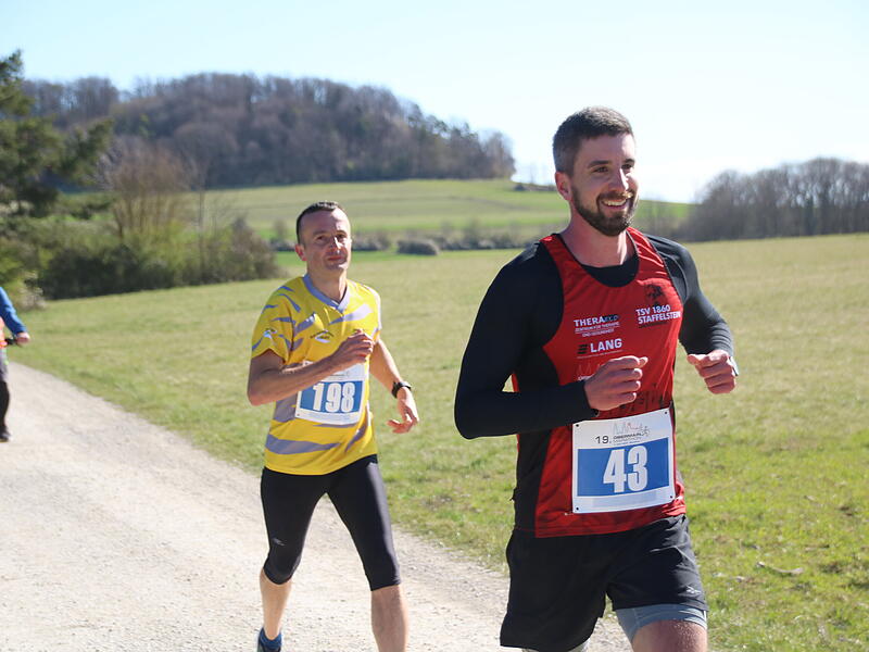 Strahlender Sonnenschein, aber nur niedrige Plusgrade erwartete die L&auml;ufer beim 19. Obermain-Marathon rund um Bad Staffelstein. Die Marathon-Strecke f&uuml;hrte wieder an den beiden Wahrzeichen der Kurstadt, dem Kloster Banz und der Basilika Vierzehnheiligen vorbei.